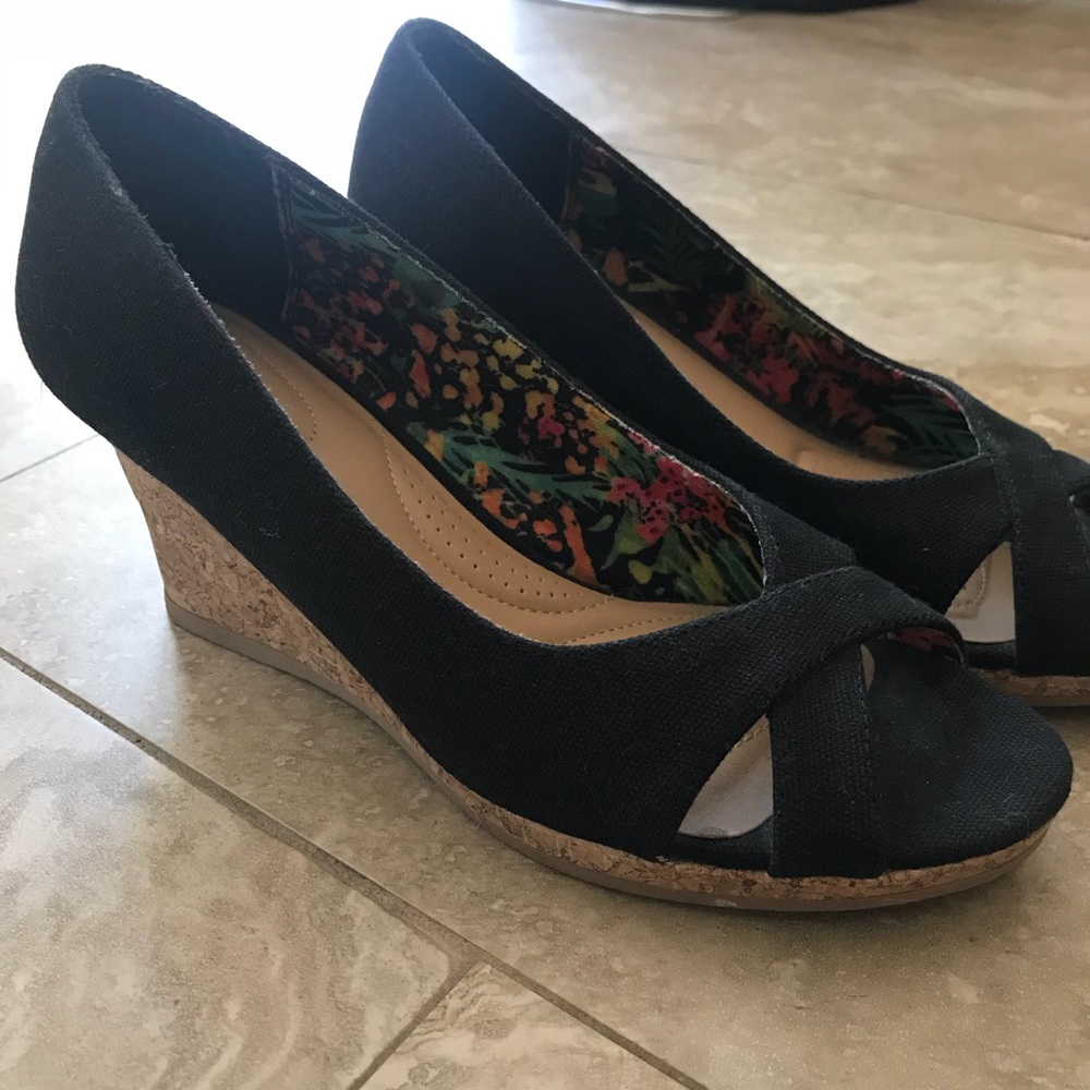Black criss cross wedges